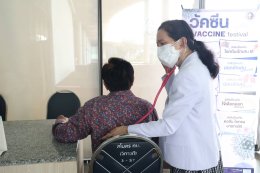 แพทย์หญิงฉัตรสุมาลย์ ตันติกุล รองผู้อำนวยการโรงพยาบาลทหารผ่านศึก (ฝ่ายการแพทย์) และคณะ ออกบูธประชาสัมพันธ์เพื่อแนะนำภารกิจและการดำเนินงานของโรงพยาบาลทหารผ่านศึก