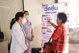 แพทย์หญิงฉัตรสุมาลย์ ตันติกุล รองผู้อำนวยการโรงพยาบาลทหารผ่านศึก (ฝ่ายการแพทย์) และคณะ ออกบูธประชาสัมพันธ์เพื่อแนะนำภารกิจและการดำเนินงานของโรงพยาบาลทหารผ่านศึก