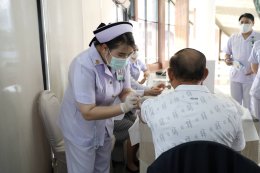 แพทย์หญิงฉัตรสุมาลย์ ตันติกุล รองผู้อำนวยการโรงพยาบาลทหารผ่านศึก (ฝ่ายการแพทย์) และคณะ ออกบูธประชาสัมพันธ์เพื่อแนะนำภารกิจและการดำเนินงานของโรงพยาบาลทหารผ่านศึก