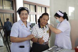 แพทย์หญิงฉัตรสุมาลย์ ตันติกุล รองผู้อำนวยการโรงพยาบาลทหารผ่านศึก (ฝ่ายการแพทย์) และคณะ ออกบูธประชาสัมพันธ์เพื่อแนะนำภารกิจและการดำเนินงานของโรงพยาบาลทหารผ่านศึก