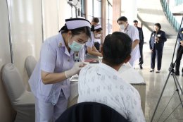 แพทย์หญิงฉัตรสุมาลย์ ตันติกุล รองผู้อำนวยการโรงพยาบาลทหารผ่านศึก (ฝ่ายการแพทย์) และคณะ ออกบูธประชาสัมพันธ์เพื่อแนะนำภารกิจและการดำเนินงานของโรงพยาบาลทหารผ่านศึก