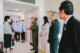 พล.ต.ท.ธนายุตม์ วุฒิจรัสธำรงค์ ผู้ช่วย ผบ.ตร., คุณนภัสนันท์ วุฒิจรัสธำรงค์, คุณจุลณี ตั๊นเจริญ ประธานกรรมการผู้จัดการโรงแรมพาราดิโซ เจเคดีไซน์ และคุณสุรสีห์ แห่งศรีสุวรรณ เข้ามอบเงินเพื่อปรับปรุงห้องผู้ป่วยพิเศษ