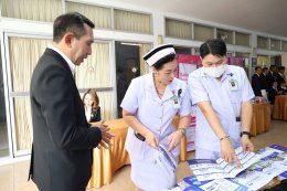 นางพัชรินทร์ ท้วมผิวทอง ผู้อำนวยการกองพยาบาล โรงพยาบาลทหารผ่านศึก และคณะ ร่วมออกบูธประชาสัมพันธ์ภารกิจขององค์การสงเคราะห์ทหารผ่านศึก