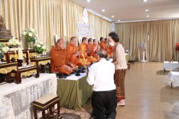 แพทย์หญิงจิตติมา ปรีชา ผู้อำนวยการโรงพยาบาลทหารผ่านศึก และคณะผู้บริหาร รพ.ผศ. เข้าเยี่ยมพร้อมมอบกระเช้าดอกไม้ คุณหญิงแสงเดือน ณ นคร ประธานกรรมการมูลนิธิสงเคราะห์ครอบครัวทหารผ่านศึกในพระราชูปถัมภ์ สมเด็จพระศรีนครินทราบรมราชชนนี