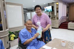 นางสุธรรมา สกุลไทย รองผู้อำนวยการโรงพยาบาลทหารผ่านศึก (ฝ่ายการพยาบาล) และคณะ ให้การต้อนรับ คุณสุชาติ ชวางกูร ประธานกลุ่มสร้างพลเมืองคุณภาพ และคณะ ในโอกาสเข้าเยี่ยมและจัดกิจกรรมบำรุงขวัญทหารผ่านศึก 