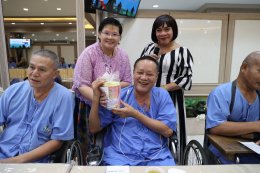 นางสุธรรมา สกุลไทย รองผู้อำนวยการโรงพยาบาลทหารผ่านศึก (ฝ่ายการพยาบาล) และคณะ ให้การต้อนรับ คุณสุชาติ ชวางกูร ประธานกลุ่มสร้างพลเมืองคุณภาพ และคณะ ในโอกาสเข้าเยี่ยมและจัดกิจกรรมบำรุงขวัญทหารผ่านศึก 