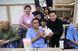 นางสุธรรมา สกุลไทย รองผู้อำนวยการโรงพยาบาลทหารผ่านศึก (ฝ่ายการพยาบาล) และคณะ ให้การต้อนรับ คุณสุชาติ ชวางกูร ประธานกลุ่มสร้างพลเมืองคุณภาพ และคณะ ในโอกาสเข้าเยี่ยมและจัดกิจกรรมบำรุงขวัญทหารผ่านศึก 