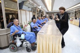 นางสุธรรมา สกุลไทย รองผู้อำนวยการโรงพยาบาลทหารผ่านศึก (ฝ่ายการพยาบาล) และคณะ ให้การต้อนรับ คุณสุชาติ ชวางกูร ประธานกลุ่มสร้างพลเมืองคุณภาพ และคณะ ในโอกาสเข้าเยี่ยมและจัดกิจกรรมบำรุงขวัญทหารผ่านศึก 