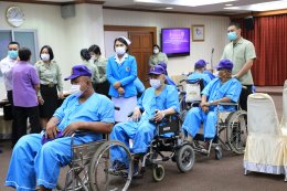 พลโทนายแพทย์ มาโนชญ์ จันทรศร กรรมการแพทย์ มูลนิธิสายใจไทย ในพระบรมราชูปถัมภ์ และคณะ เยี่ยมบำรุงขวัญ และตรวจสุขภาพผู้ป่วยทหารผ่านศึก สมาชิกมูลนิธิสายใจไทยฯ