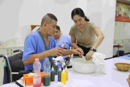 โรงพยาบาลทหารผ่านศึกจัดอบรมกิจกรรมบำบัด โครงการทำผ้ามัดยอม ให้แก่ทหารผ่านศึกพิการที่พักรักษาตัวอยู่ที่โรงพยาบาลทหารผ่านศึก ณ ศูนย์กิจกรรมบำบัดและฝึกอาชีพ รพ.ผศ. อาคาร ๒ ชั้นที่ 