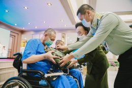 มูลนิธิสงเคราะห์ครอบครัวทหารผ่านศึก ในพระราชูปถัมภ์สมเด็จพระศรีนครินทราบรมราชชนนี จัดเลี้ยงอาหารกลางวัน มอบถุงยังชีพ และเงินปลอบขวัญ แก่ผู้ป่วยทหารผ่านศึก