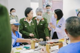 มูลนิธิสงเคราะห์ครอบครัวทหารผ่านศึก ในพระราชูปถัมภ์สมเด็จพระศรีนครินทราบรมราชชนนี จัดเลี้ยงอาหารกลางวัน มอบถุงยังชีพ และเงินปลอบขวัญ แก่ผู้ป่วยทหารผ่านศึก