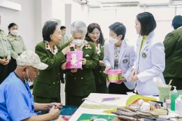 มูลนิธิสงเคราะห์ครอบครัวทหารผ่านศึก ในพระราชูปถัมภ์สมเด็จพระศรีนครินทราบรมราชชนนี จัดเลี้ยงอาหารกลางวัน มอบถุงยังชีพ และเงินปลอบขวัญ แก่ผู้ป่วยทหารผ่านศึก