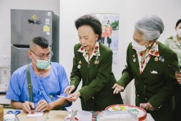 มูลนิธิสงเคราะห์ครอบครัวทหารผ่านศึก ในพระราชูปถัมภ์สมเด็จพระศรีนครินทราบรมราชชนนี จัดเลี้ยงอาหารกลางวัน มอบถุงยังชีพ และเงินปลอบขวัญ แก่ผู้ป่วยทหารผ่านศึก