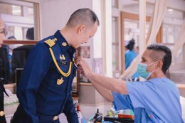ผู้บัญชาการวิทยาลัยเสนาธิการทหาร สถาบันวิชาการป้องกันประเทศ เยี่ยมให้กำลังใจทหารผ่านศึกที่พักรักษาตัวที่โรงพยาบาลฯ