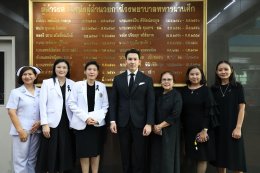 ดร.อธิชาติ ชุมนานนท์ (คุณอั้ม) และคณะจาก บริษัท อทิสเมด โกลบอล จำกัด ในโอกาสเข้าเยี่ยมให้กำลังใจทหารผ่านศึก