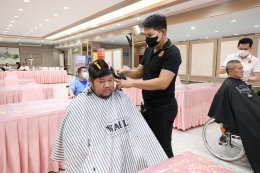 สมาคมช่างผมเสริมสวยแห่งประเทศไทย จัดกิจกรรมจิตอาสา โดยนำทีมช่างตัดผม มาให้บริการตัดผมฟรีที่โรงพยาบาลทหารผ่านศึก