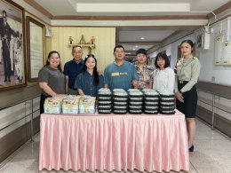 พลเอก สราวุธ รัชตะนาวิน ที่ปรึกษาผู้อำนวยการองค์การสงเคราะห์ทหารผ่านศึก พร้อมด้วย คุณปาริชาติ รัชตะนาวิน และครอบครัว มอบของเยี่ยมบำรุงขวัญทหารผ่านศึก