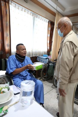 มอบอาหารว่างเนื่องในวันคล้ายวันเกิด