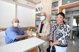 มอบอาหารว่างเนื่องในวันคล้ายวันเกิด