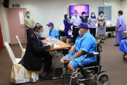 พลโทนายแพทย์ มาโนชญ์ จันทรศร กรรมการแพทย์ มูลนิธิสายใจไทย ในพระบรมราชูปถัมภ์ และคณะ เยี่ยมบำรุงขวัญ และตรวจสุขภาพผู้ป่วยทหารผ่านศึก สมาชิกมูลนิธิสายใจไทยฯ