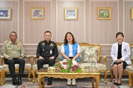 กลุ่มผู้สนับสนุนครอบครัว อนุสรณ์สถานสันติภาพแห่งสหประชาชาติ สาธารณรัฐเกาหลี และคณะเยาวชนจากอนุสรณ์สถานสันติภาพแห่งสหประชาชาติ เยี่ยมพร้อมมอบถุงของขวัญเพื่อสร้างขวัญกำลังใจ