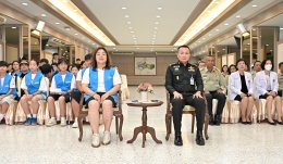กลุ่มผู้สนับสนุนครอบครัว อนุสรณ์สถานสันติภาพแห่งสหประชาชาติ สาธารณรัฐเกาหลี และคณะเยาวชนจากอนุสรณ์สถานสันติภาพแห่งสหประชาชาติ เยี่ยมพร้อมมอบถุงของขวัญเพื่อสร้างขวัญกำลังใจ