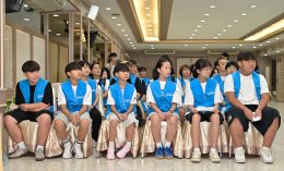 กลุ่มผู้สนับสนุนครอบครัว อนุสรณ์สถานสันติภาพแห่งสหประชาชาติ สาธารณรัฐเกาหลี และคณะเยาวชนจากอนุสรณ์สถานสันติภาพแห่งสหประชาชาติ เยี่ยมพร้อมมอบถุงของขวัญเพื่อสร้างขวัญกำลังใจ