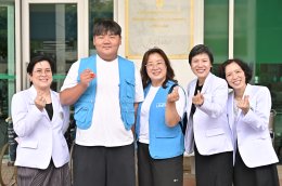 กลุ่มผู้สนับสนุนครอบครัว อนุสรณ์สถานสันติภาพแห่งสหประชาชาติ สาธารณรัฐเกาหลี และคณะเยาวชนจากอนุสรณ์สถานสันติภาพแห่งสหประชาชาติ เยี่ยมพร้อมมอบถุงของขวัญเพื่อสร้างขวัญกำลังใจ