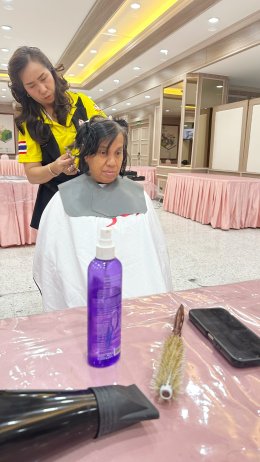 บริการตัดผมฟรี โดยสมาคมช่างผมเสริมสวยแห่งประเทศไทย