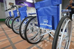 บริษัท โทรีเซนไทย เอเยนต์ซีส์ จำกัด (มหาชน) หรือ TTA นำโดย นายสมชาย อภิญญานุกุล ผู้ช่วยกรรมการผู้จัดการใหญ่ สายงานทรัพยากรบุคคล และคณะ ได้กรุณาเข้ามอบ รถเข็นวีลแชร์ช่วยเหลือผู้พิการ และเลี้ยงอาหารบุคลากรทางการแพทย์ รพ.ผศ.