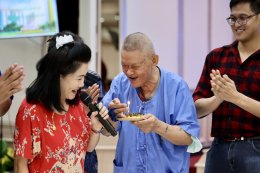 วันที่ 27 สิงหาคม 2568 คณะ สว.มธ นำโดย คุณบังอร ลักษมีเศรษฐ (ครูแอ๋ว สว.มธ.) ได้จัดกิจกรรมดนตรีบำบัด และ เลี้ยงอาหาร ให้กับทหารผ่านศึก
