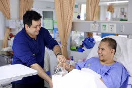 เมื่อวันที่ 10 มกราคม 2569 คุณศรีจันทร์ บุรีวงษ์ และคณะ เข้าเยี่ยมบำรุงขวัญ พร้อมมอบอาหารว่าง เครื่องดื่ม ผลไม้ และเงินบำรุงขวัญ เพื่อสร้างขวัญกำลังใจและแสดงความห่วงใยให้แก่ทหารผ่านศึกที่ได้รับบาดเจ็บจากการปฏิบัติหน้าที่ เนื่องในโอกาสวันขึ้นปีใหม่ 2569 