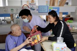 เมื่อวันที่ 10 มกราคม 2569 คุณศรีจันทร์ บุรีวงษ์ และคณะ เข้าเยี่ยมบำรุงขวัญ พร้อมมอบอาหารว่าง เครื่องดื่ม ผลไม้ และเงินบำรุงขวัญ เพื่อสร้างขวัญกำลังใจและแสดงความห่วงใยให้แก่ทหารผ่านศึกที่ได้รับบาดเจ็บจากการปฏิบัติหน้าที่ เนื่องในโอกาสวันขึ้นปีใหม่ 2569 