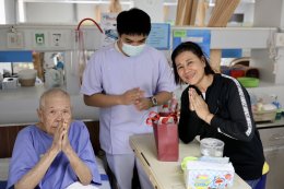 เมื่อวันที่ 10 มกราคม 2569 คุณศรีจันทร์ บุรีวงษ์ และคณะ เข้าเยี่ยมบำรุงขวัญ พร้อมมอบอาหารว่าง เครื่องดื่ม ผลไม้ และเงินบำรุงขวัญ เพื่อสร้างขวัญกำลังใจและแสดงความห่วงใยให้แก่ทหารผ่านศึกที่ได้รับบาดเจ็บจากการปฏิบัติหน้าที่ เนื่องในโอกาสวันขึ้นปีใหม่ 2569 