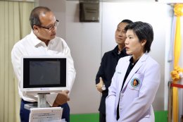 เมื่อวันที่ 4 มีนาคม 2569 แพทย์หญิงจิตติมา ปรีชา ผู้อำนวยการโรงพยาบาลทหารผ่านศึก รับมอบเครื่องตรวจและติดตามคลื่นหัวใจและสัญญาณชีพ จำนวน 2 เครื่อง จากผู้แทน คุณรัตนา สมสกุลรุ่งเรือง ประธานมูลนิธิร่วมกตัญญู ณ บริเวณหน้าห้องกองบริการสายแพทย์ โรงพยาบาลทหารผ่า