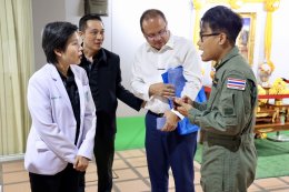 เมื่อวันที่ 4 มีนาคม 2569 แพทย์หญิงจิตติมา ปรีชา ผู้อำนวยการโรงพยาบาลทหารผ่านศึก รับมอบเครื่องตรวจและติดตามคลื่นหัวใจและสัญญาณชีพ จำนวน 2 เครื่อง จากผู้แทน คุณรัตนา สมสกุลรุ่งเรือง ประธานมูลนิธิร่วมกตัญญู ณ บริเวณหน้าห้องกองบริการสายแพทย์ โรงพยาบาลทหารผ่า