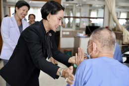 คุณปู ปริศนา กล่ำพินิจ คุณใหม่ เจริญปุระ ร่วมส่งต่อของขวัญจากใจ ความห่วงใย และเติมพลังใจให้วีรบุรุษทหารผ่านศึก ผู้เสียสละเพื่อแผ่นดิน ️