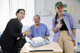 คุณปู ปริศนา กล่ำพินิจ คุณใหม่ เจริญปุระ ร่วมส่งต่อของขวัญจากใจ ความห่วงใย และเติมพลังใจให้วีรบุรุษทหารผ่านศึก ผู้เสียสละเพื่อแผ่นดิน ️