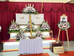 แพทย์หญิงเอินฟ้า ณ นคร รองผู้อำนวยการโรงพยาบาลทหารผ่านศึก (ฝ่ายบริหาร) เข้าร่วมงานฌาปนกิจ จ.ส.อ.ศักดิ์ดา เดชเมืองปักษ์ ซึ่งเป็นทหารผ่านศึกพักรักษาตัว โรงพยาบาลทหารผ่านศึก