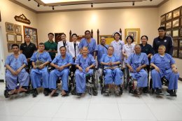 แพทย์หญิงจิตติมา ปรีชา ผู้อำนวยการโรงพยาบาลทหารผ่านศึก ให้การต้อนรับ คุณอนุวัต เฟื่องทองแดง ผู้ประกาศข่าวช่อง One 31 และเจ้าของเพจ อนุวัต จัดให้ ถ่ายทำสกู๊ปพิเศษสัมภาษณ์ทหารผ่านศึก