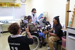 แพทย์หญิงจิตติมา ปรีชา ผู้อำนวยการโรงพยาบาลทหารผ่านศึก ให้การต้อนรับ คุณอนุวัต เฟื่องทองแดง ผู้ประกาศข่าวช่อง One 31 และเจ้าของเพจ อนุวัต จัดให้ ถ่ายทำสกู๊ปพิเศษสัมภาษณ์ทหารผ่านศึก