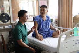 แพทย์หญิงจิตติมา ปรีชา ผู้อำนวยการโรงพยาบาลทหารผ่านศึก ให้การต้อนรับ คุณอนุวัต เฟื่องทองแดง ผู้ประกาศข่าวช่อง One 31 และเจ้าของเพจ อนุวัต จัดให้ ถ่ายทำสกู๊ปพิเศษสัมภาษณ์ทหารผ่านศึก