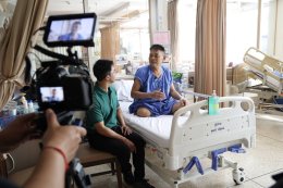 แพทย์หญิงจิตติมา ปรีชา ผู้อำนวยการโรงพยาบาลทหารผ่านศึก ให้การต้อนรับ คุณอนุวัต เฟื่องทองแดง ผู้ประกาศข่าวช่อง One 31 และเจ้าของเพจ อนุวัต จัดให้ ถ่ายทำสกู๊ปพิเศษสัมภาษณ์ทหารผ่านศึก