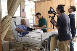 แพทย์หญิงจิตติมา ปรีชา ผู้อำนวยการโรงพยาบาลทหารผ่านศึก ให้การต้อนรับ คุณอนุวัต เฟื่องทองแดง ผู้ประกาศข่าวช่อง One 31 และเจ้าของเพจ อนุวัต จัดให้ ถ่ายทำสกู๊ปพิเศษสัมภาษณ์ทหารผ่านศึก