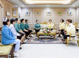 คุณศศิธร มะละคำ นายกสมาคมภริยาข้าราชการสำนักงานปลัดกระทรวงกลาโหม และคณะ เข้าเยี่ยมบำรุงขวัญ พร้อมมอบสิ่งของและเวชภัณฑ์ให้แก่ทหารผ่านศึกที่ได้รับบาดเจ็บจากการปฏิบัติหน้าที่ ซึ่งพักรักษาตัวอยู่ที่โรงพยาบาลทหารผ่านศึก