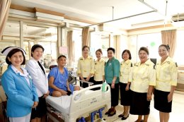 คุณศศิธร มะละคำ นายกสมาคมภริยาข้าราชการสำนักงานปลัดกระทรวงกลาโหม และคณะ เข้าเยี่ยมบำรุงขวัญ พร้อมมอบสิ่งของและเวชภัณฑ์ให้แก่ทหารผ่านศึกที่ได้รับบาดเจ็บจากการปฏิบัติหน้าที่ ซึ่งพักรักษาตัวอยู่ที่โรงพยาบาลทหารผ่านศึก