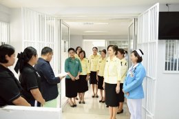 คุณศศิธร มะละคำ นายกสมาคมภริยาข้าราชการสำนักงานปลัดกระทรวงกลาโหม และคณะ เข้าเยี่ยมบำรุงขวัญ พร้อมมอบสิ่งของและเวชภัณฑ์ให้แก่ทหารผ่านศึกที่ได้รับบาดเจ็บจากการปฏิบัติหน้าที่ ซึ่งพักรักษาตัวอยู่ที่โรงพยาบาลทหารผ่านศึก