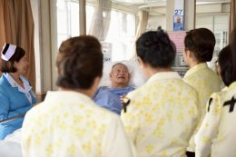 คุณศศิธร มะละคำ นายกสมาคมภริยาข้าราชการสำนักงานปลัดกระทรวงกลาโหม และคณะ เข้าเยี่ยมบำรุงขวัญ พร้อมมอบสิ่งของและเวชภัณฑ์ให้แก่ทหารผ่านศึกที่ได้รับบาดเจ็บจากการปฏิบัติหน้าที่ ซึ่งพักรักษาตัวอยู่ที่โรงพยาบาลทหารผ่านศึก