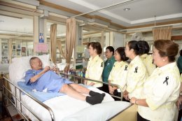 คุณศศิธร มะละคำ นายกสมาคมภริยาข้าราชการสำนักงานปลัดกระทรวงกลาโหม และคณะ เข้าเยี่ยมบำรุงขวัญ พร้อมมอบสิ่งของและเวชภัณฑ์ให้แก่ทหารผ่านศึกที่ได้รับบาดเจ็บจากการปฏิบัติหน้าที่ ซึ่งพักรักษาตัวอยู่ที่โรงพยาบาลทหารผ่านศึก